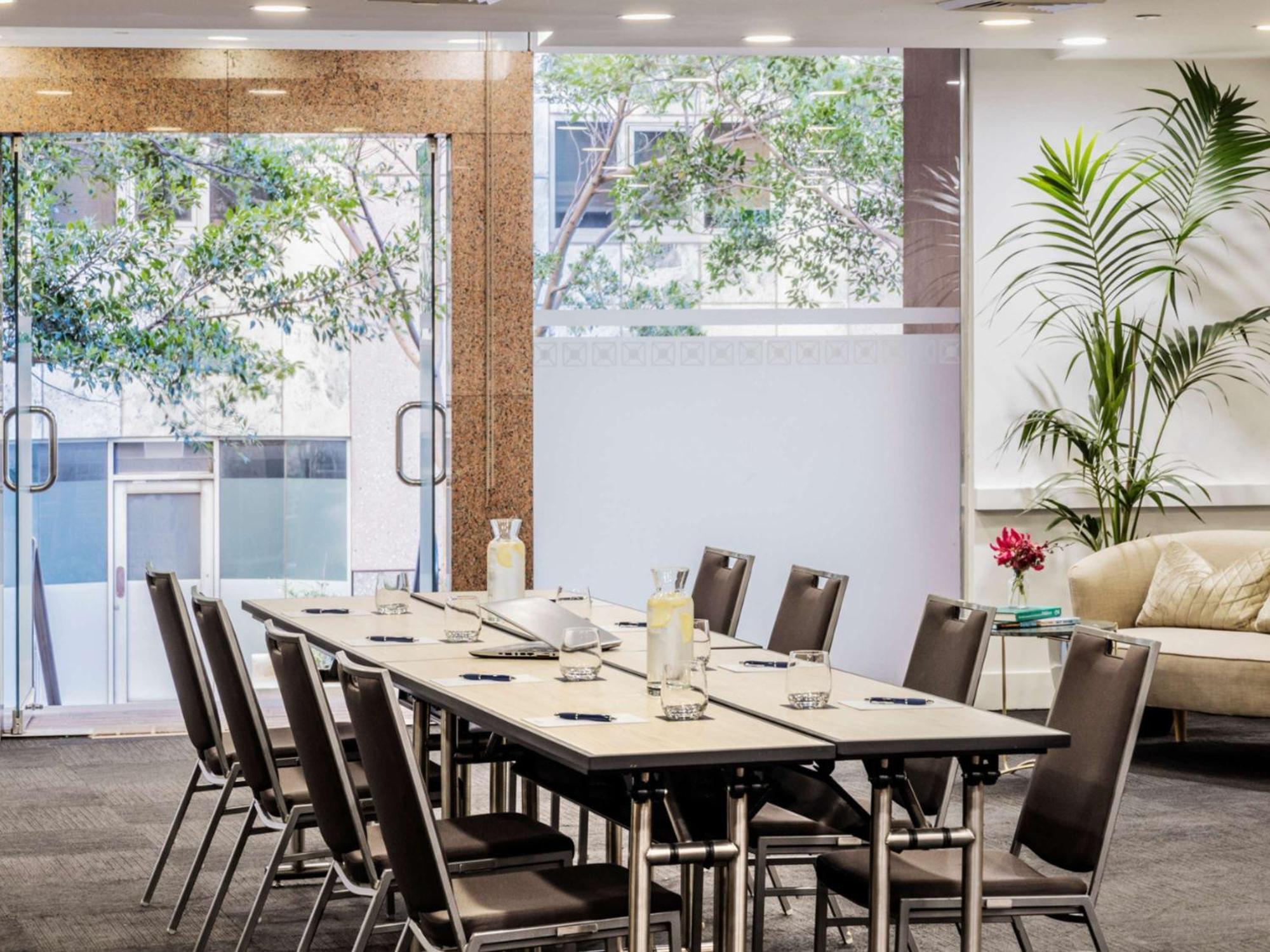 The Sebel Quay West Suites Sydney Exteriör bild Meeting room