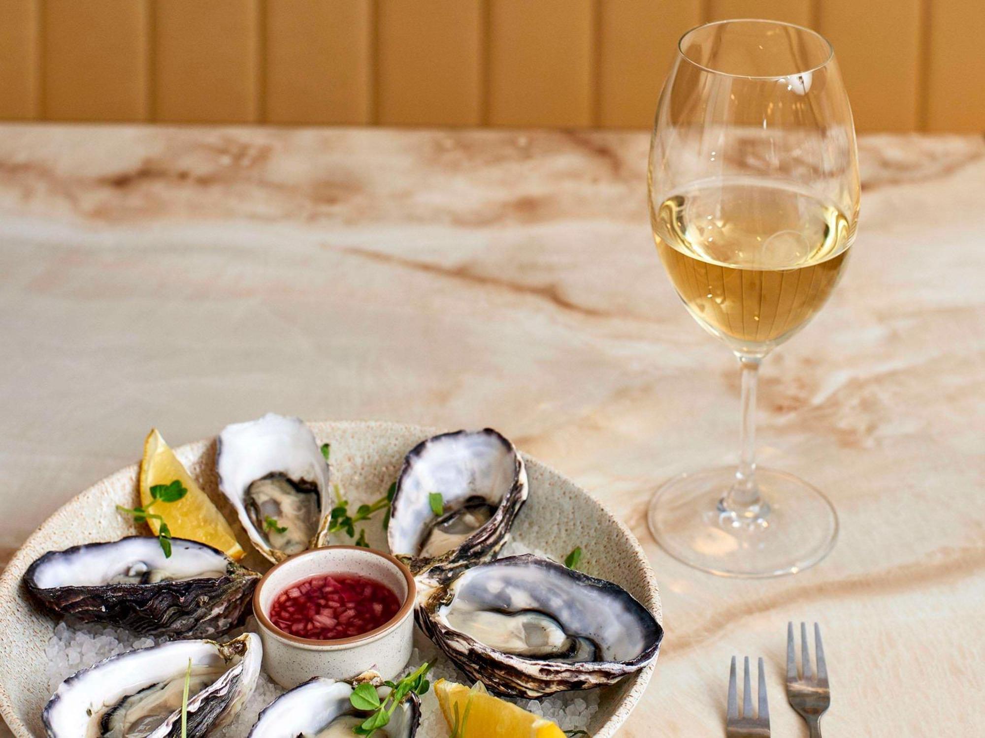 The Sebel Quay West Suites Sydney Exteriör bild Oysters and wine