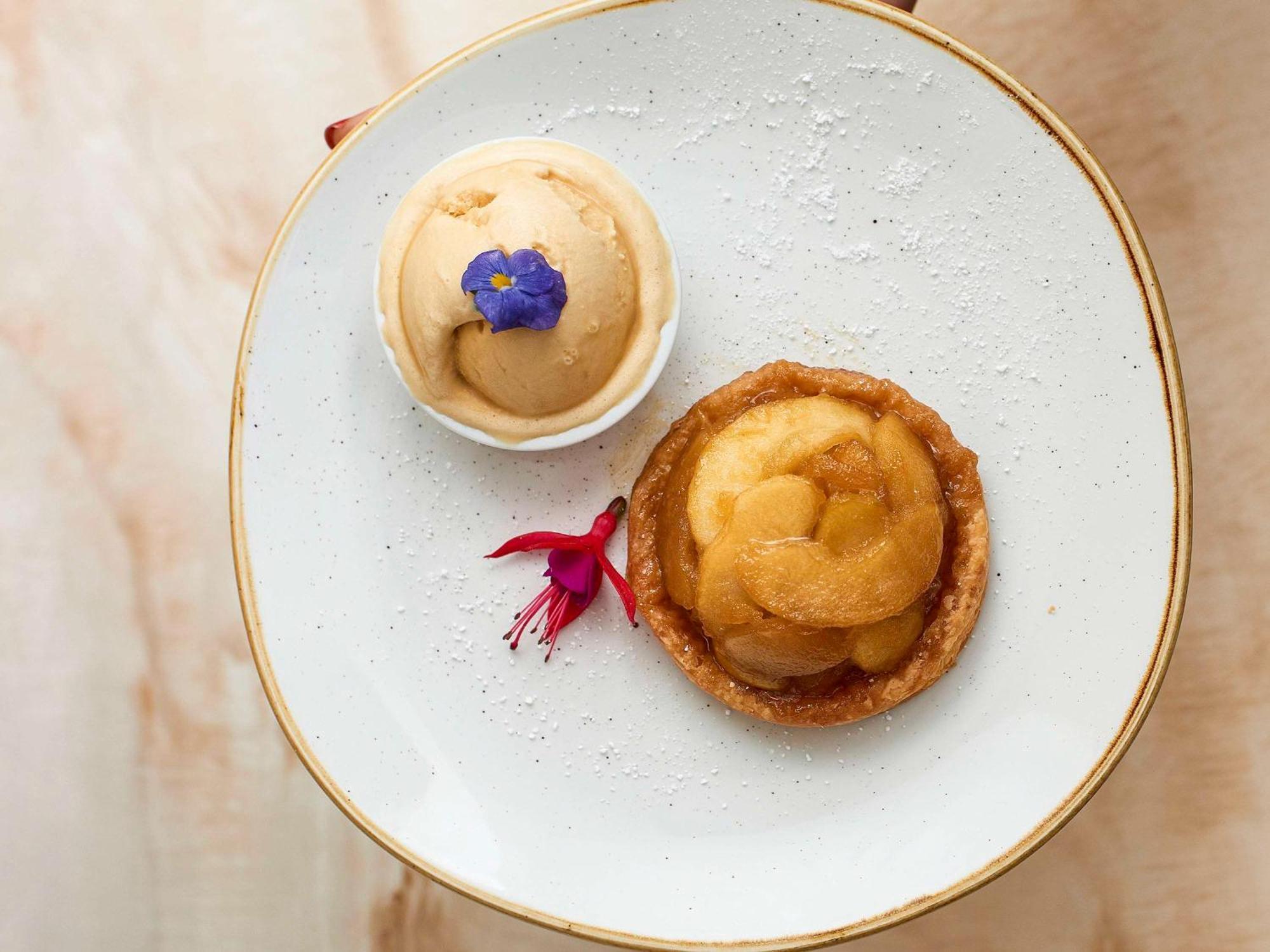 The Sebel Quay West Suites Sydney Exteriör bild A dessert at the restaurant