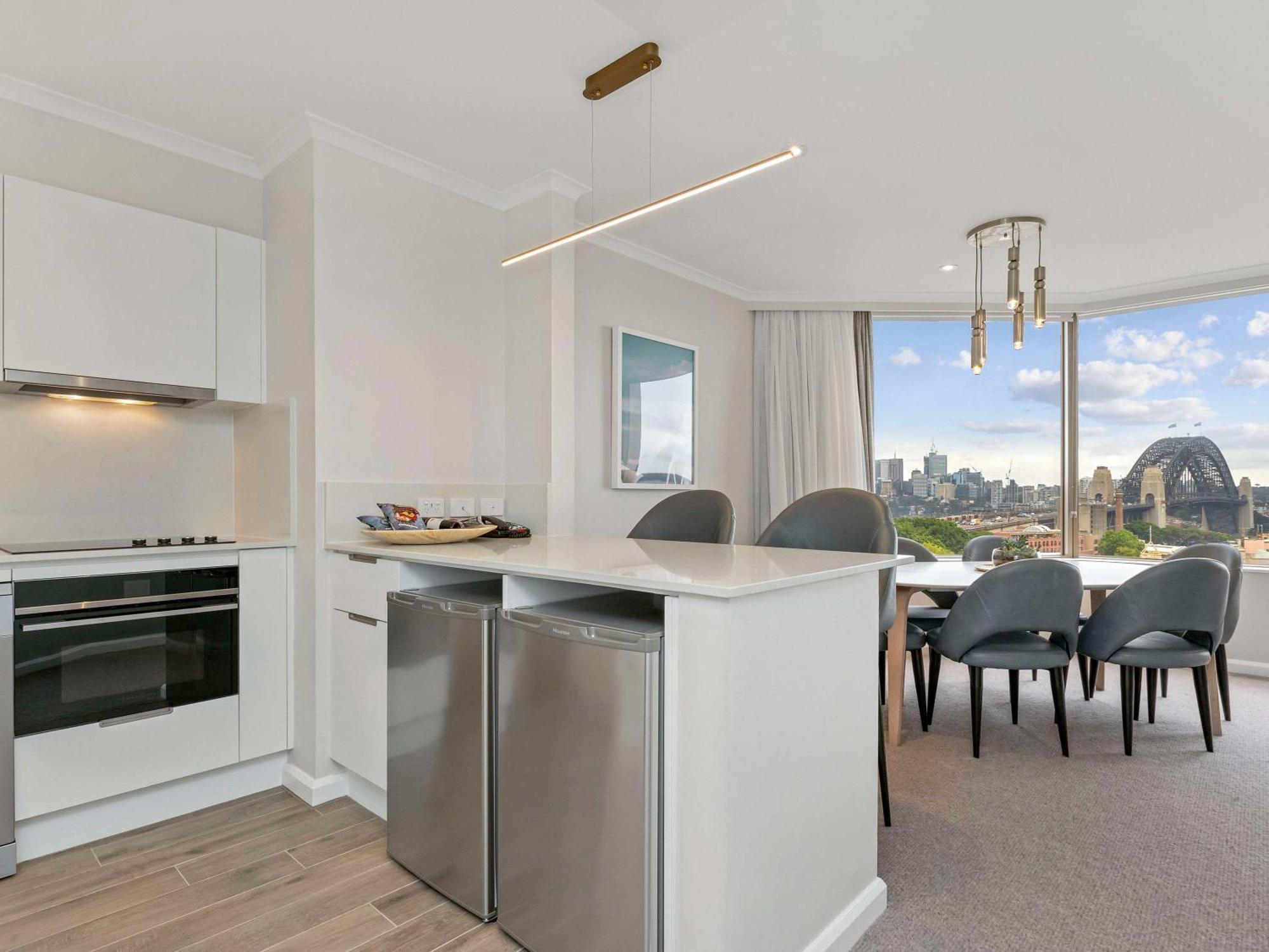 The Sebel Quay West Suites Sydney Exteriör bild A kitchen in a typical apartment