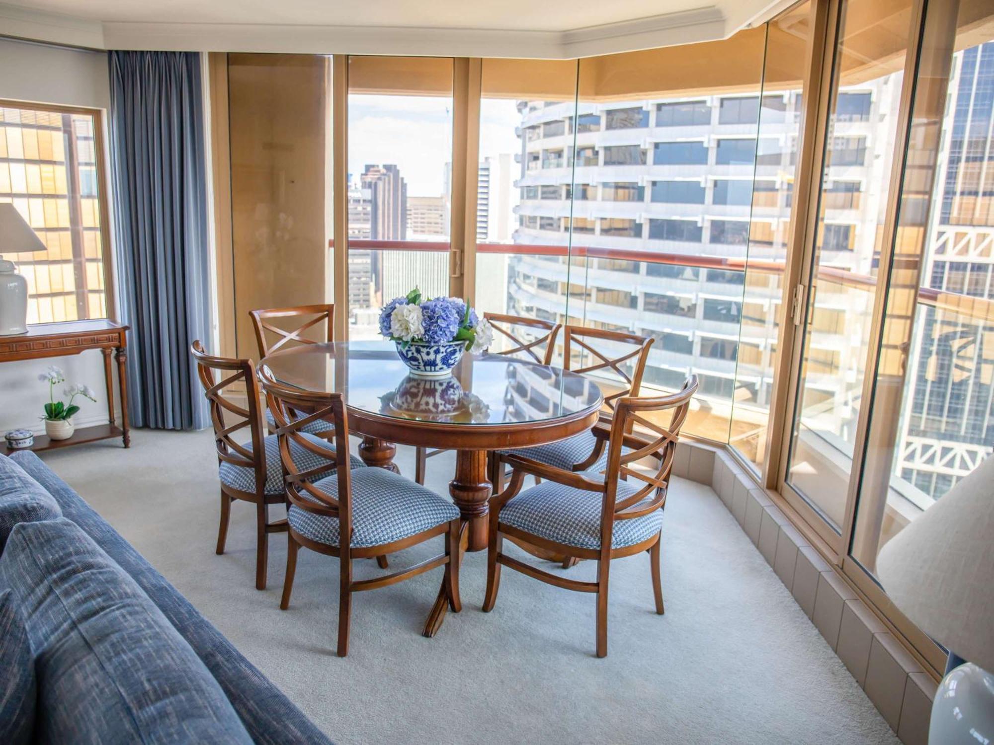 The Sebel Quay West Suites Sydney Exteriör bild A typical dining room