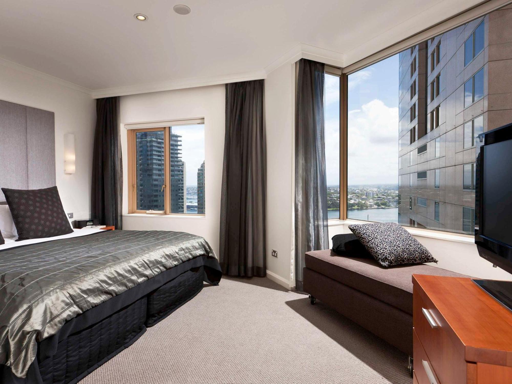 The Sebel Quay West Suites Sydney Exteriör bild A bedroom at the Crown Towers