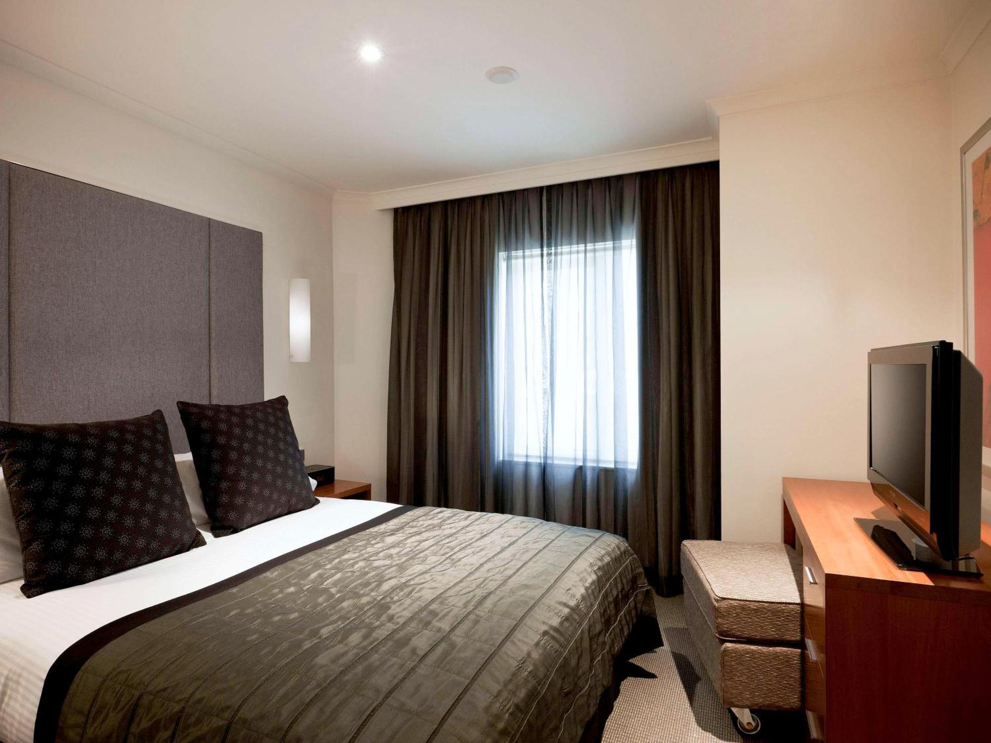 The Sebel Quay West Suites Sydney Exteriör bild A bedroom at the hotel